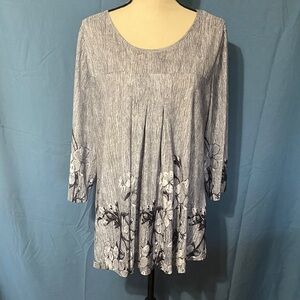 Chic Women's Floral Tunic - Gray. Size 2X